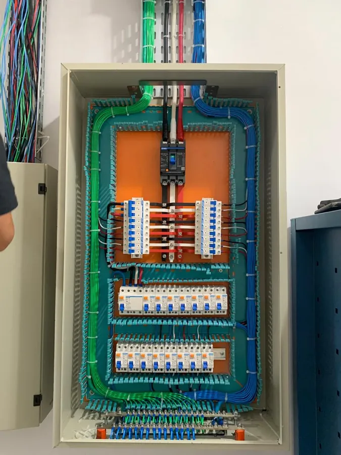 Painel com cabeamento organizado